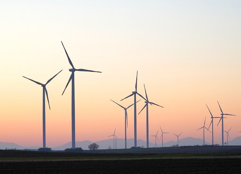 Windräder im Abendlicht