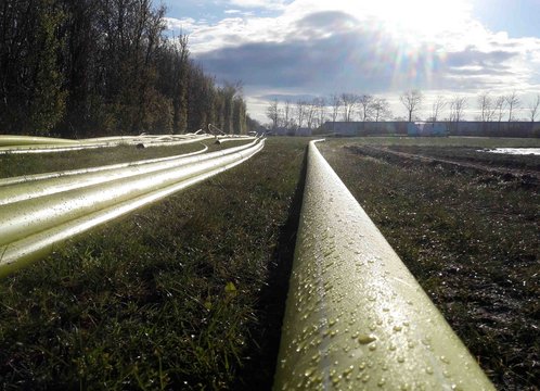 Gasleitungen auf einer Wiese