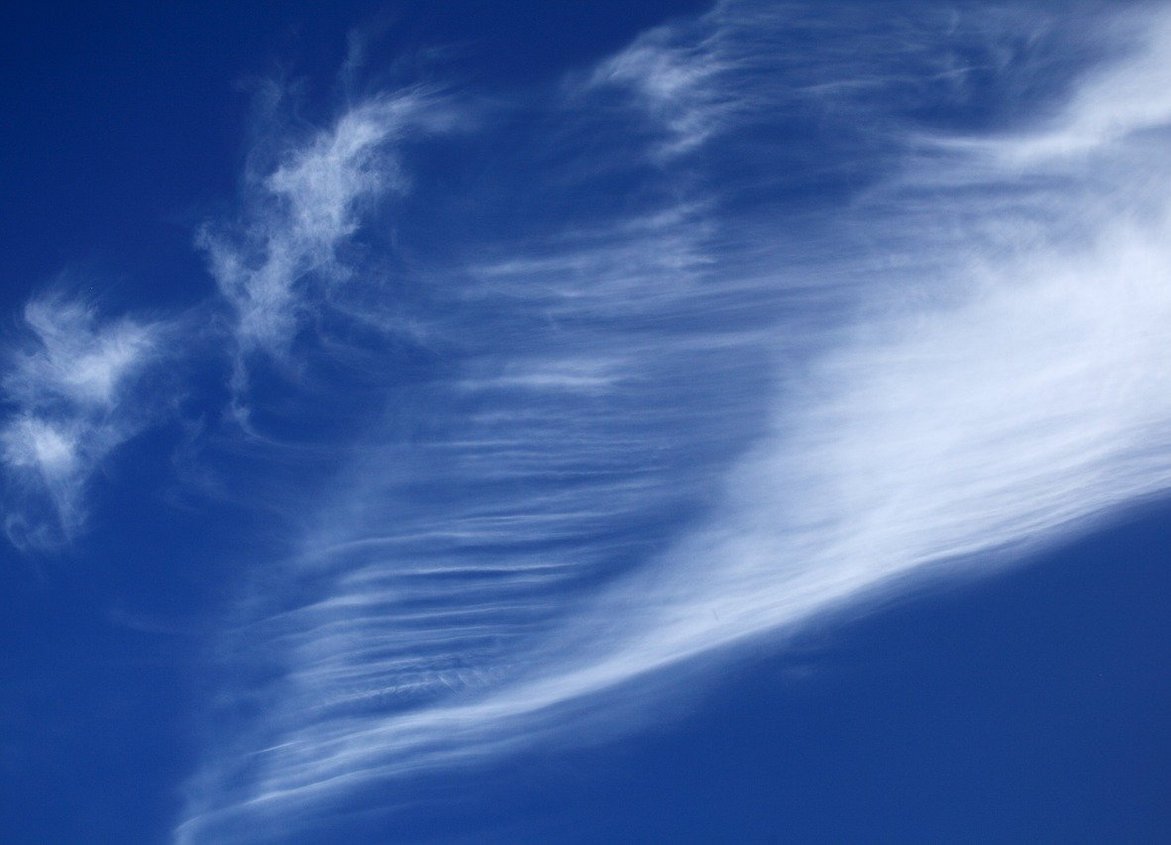 Blauer Himmel mit Schleierwolken