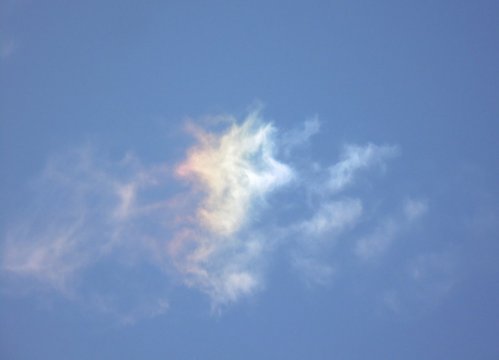 Irisierende Wolke am blauen Himmel